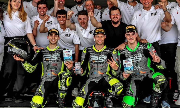 Het succes van de racers in het esbk-kampioenschap, gekleed in 4sr-motorpakken, duurde helemaal niet lang